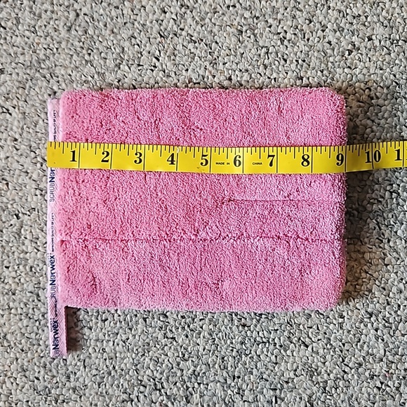 Norwex Pink Bathroom Scrub Mitt - Picture 10 of 10